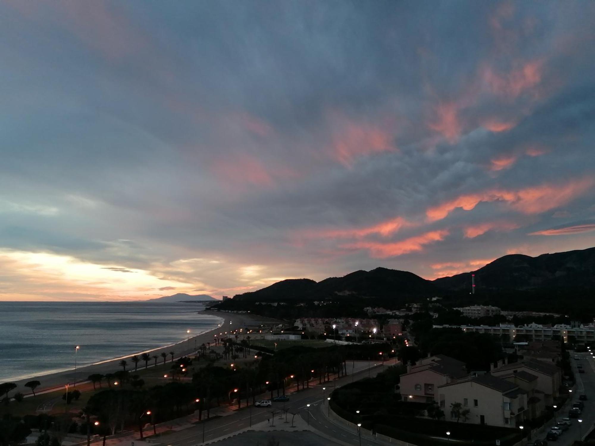 Apartamento Con Terraza, Vistas Playa Y Montana Оспиталет де л'Инфант Екстериор снимка