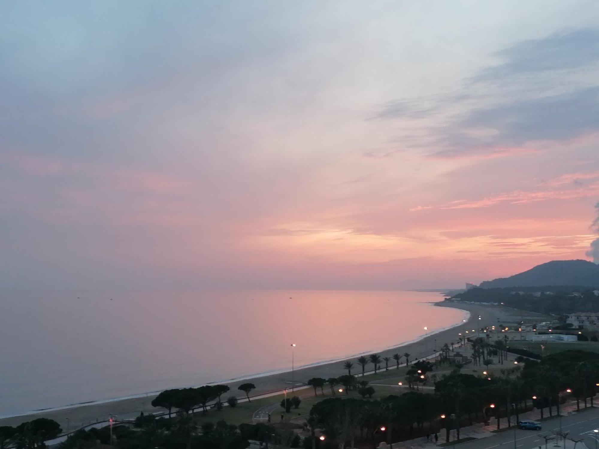 Apartamento Con Terraza, Vistas Playa Y Montana Оспиталет де л'Инфант Екстериор снимка