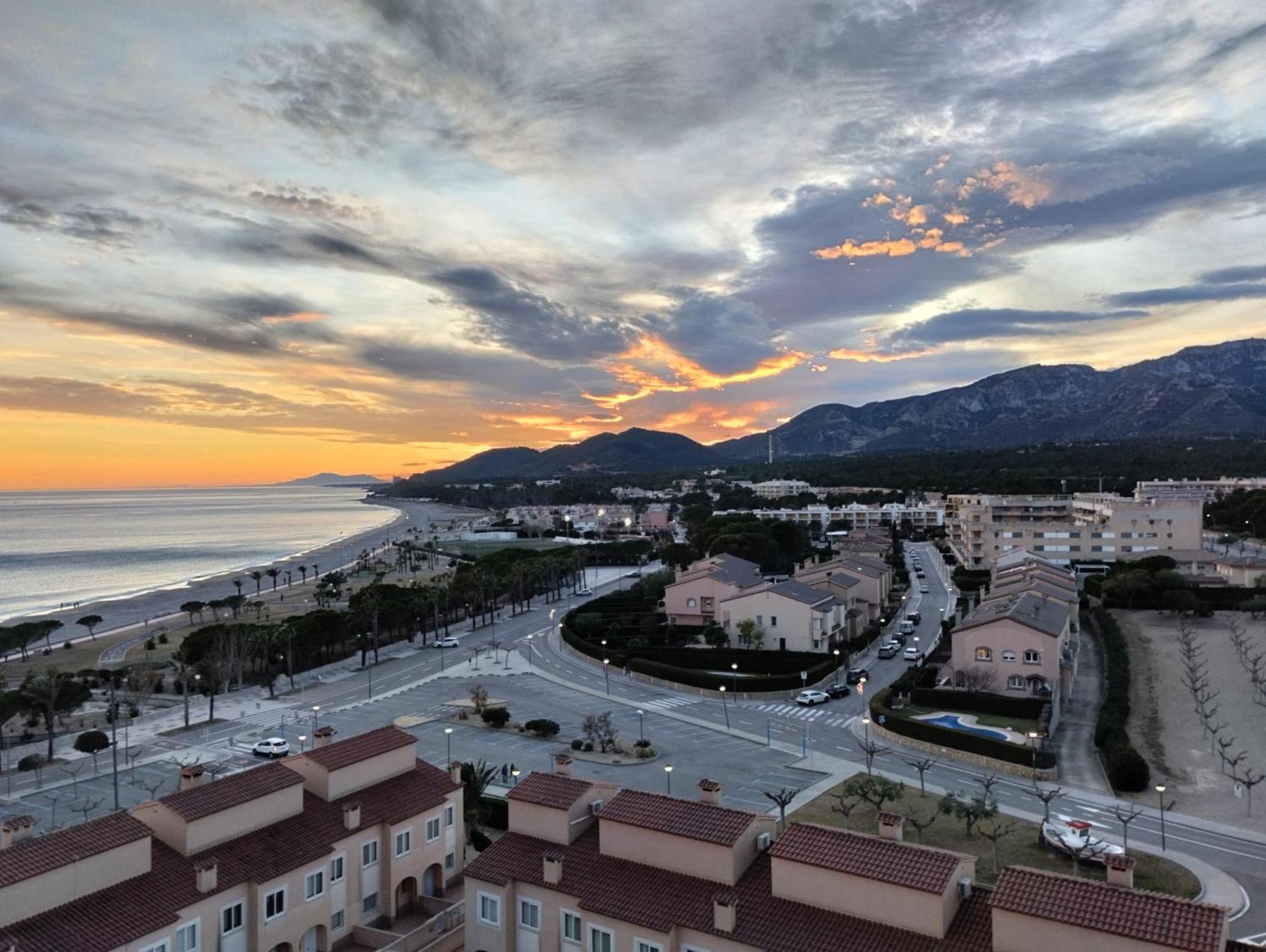 Apartamento Con Terraza, Vistas Playa Y Montana Оспиталет де л'Инфант Екстериор снимка